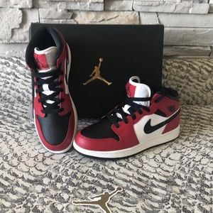 Brand NEW Jordan 1 mid (GS)